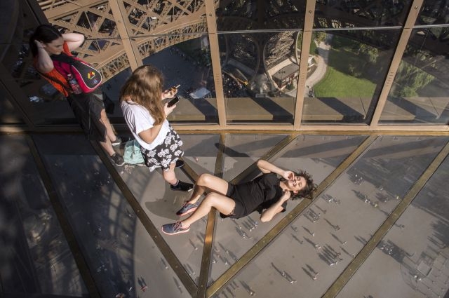 Eiffel Tower dazzles with ultra-modern glass floor Eiffel Tower dazzles with ultra-modern glass floor