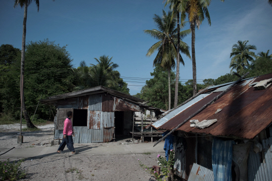 Thai sea gypsies embrace modern life after tsunami