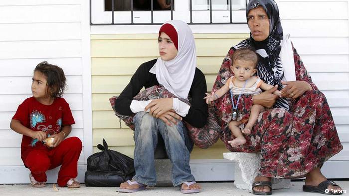 Lebanon imposes visas on Syrians for first time