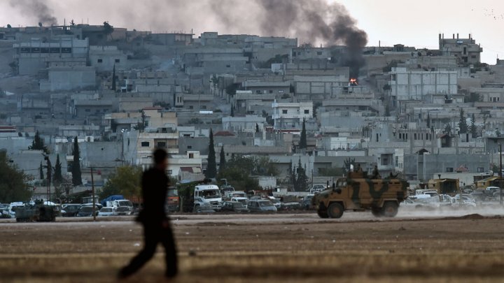 Kurds battle IS on Syria border as Turkey blocks refugees