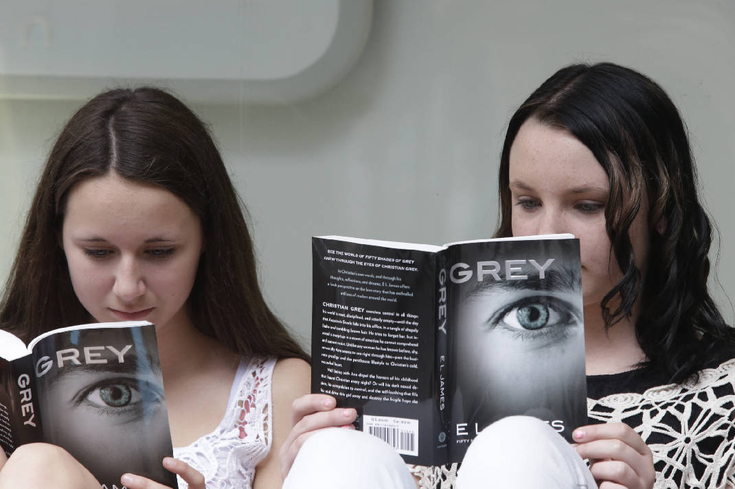 'Fifty Shades' fans mob New York book signing 'Fifty Shades' fans mob New York book signing