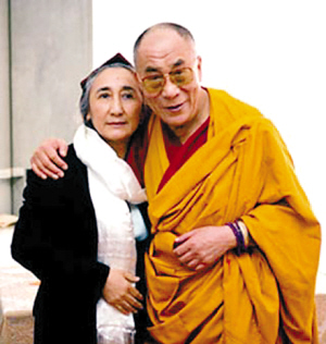 Dalai Lama urges happiness and peace at Glastonbury