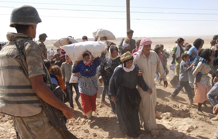 Tens of thousands flee new Syria offensives