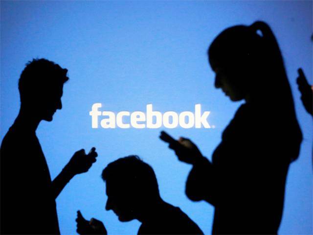 Facebook tweaks search to shine light on hot topics