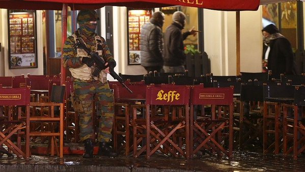 Brussels stays at top security alert over fears of Paris-style attack