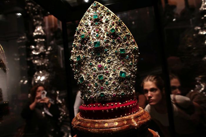 Saint's treasure sparks battle between Naples and Church Saint's treasure sparks battle between Naples and Church