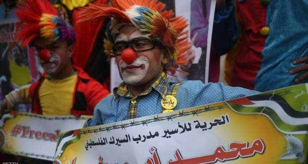 Red nose protests for jailed Palestinian clown