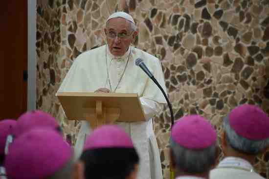 Pope urges compassion for migrants in Easter appeal Pope urges compassion for migrants in Easter appeal