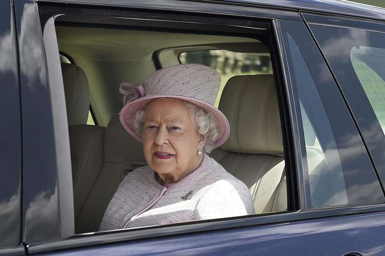 Winnie-the-Pooh meets the queen in birthday story Winnie-the-Pooh meets the queen in birthday story
