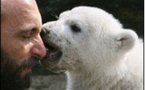 Zoo keeper of Knut the polar bear dead