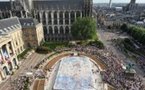 More than 1,000 people create live Impressionist painting