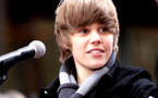 Teen idol Bieber beats veterans at US music awards