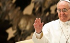 Pope apologizes for angrily slapping away woman's hand