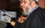 British judge freezes Abu Hamza extradition