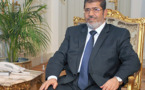 Egypt protesters encircle presidential palace